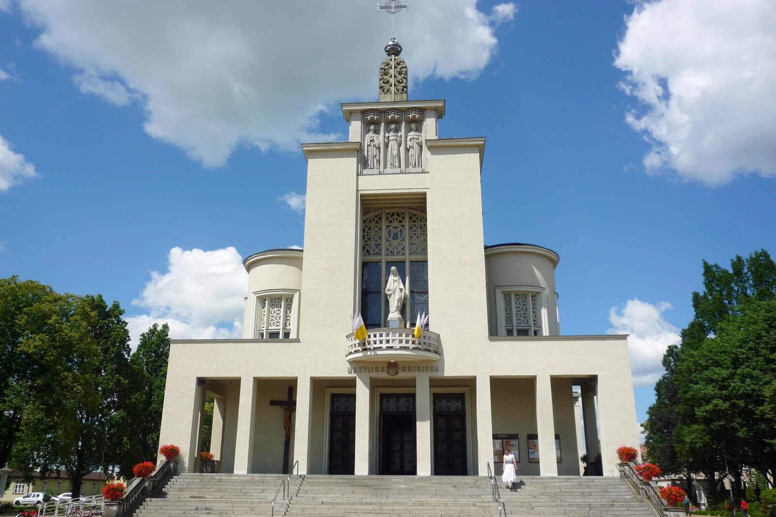 Szeroki, frontalny widok Bazyliki Niepokalanej Wszechpośredniczki Łask w Niepokalanowie